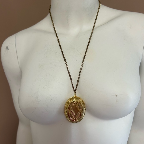 4/$100 vintage 1980 Elegant Gold Ornate photo locket necklace 24 inches 💙 - Picture 3 of 9